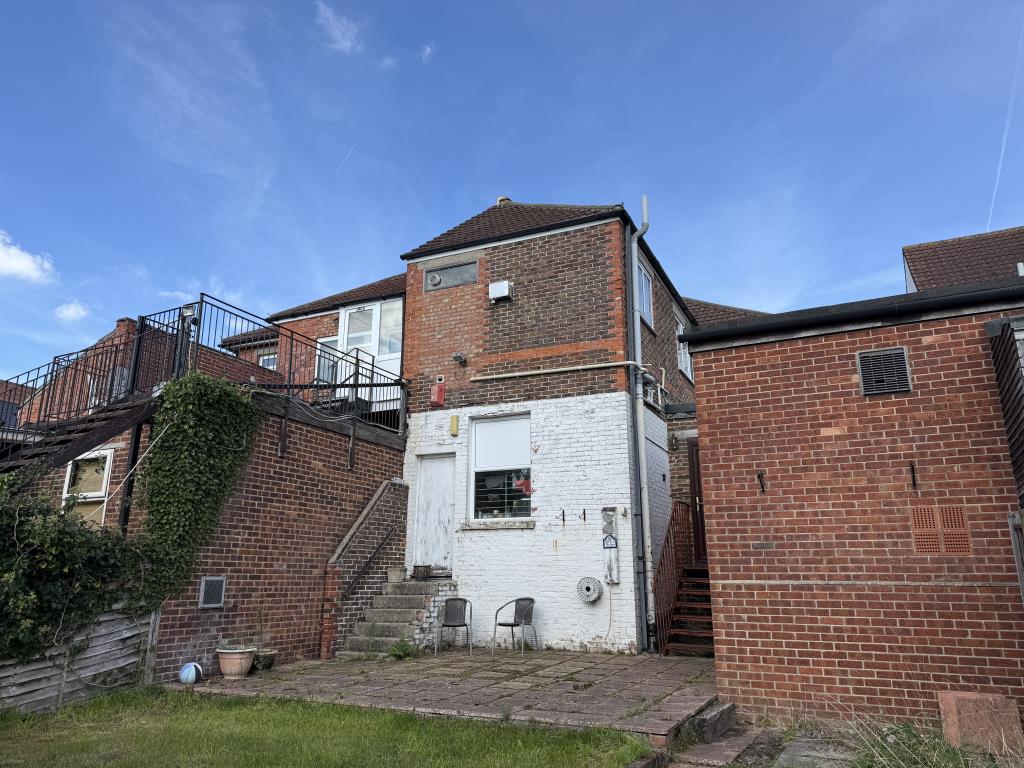 Lot: 128 - TWO-BEDROOM FLAT WITH GARAGE IN NEED OF IMPROVEMENT - Rear of building with garden